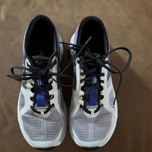 On Clouds On Running Cloudrunner
Black, white, gray and purple